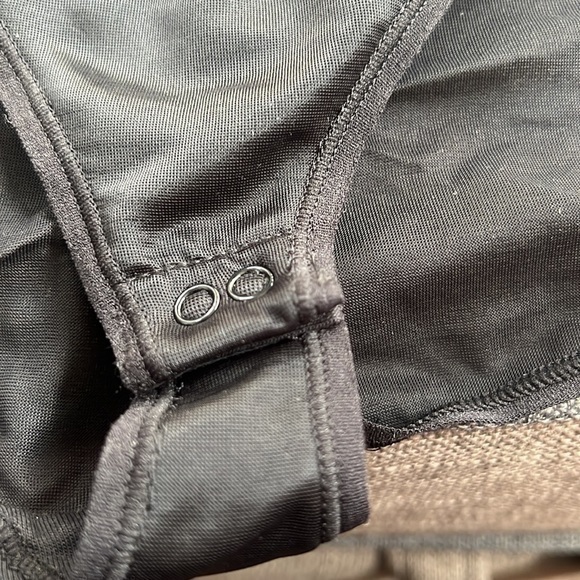 Skims Barely There Bodysuit Brief W/Snaps - Picture 5 of 10